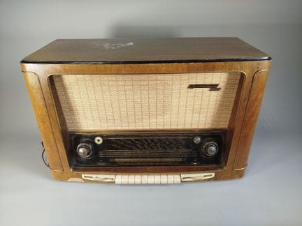 GRUNDIG : poste de radio de table à lampes, modèle