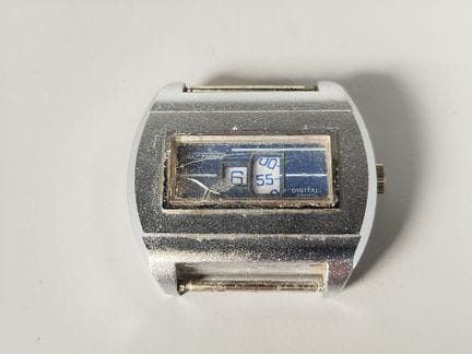 商品信息：手动上链机械机芯跳时腕表，镀铬金属枕形表壳，通过窗口式盘面显示时、分，约1970年 （表壳