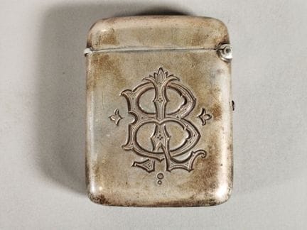 Caja pirogénica de plata de ley con decoración gra
