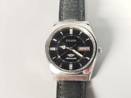 CITIZEN：型号4-287771 KT的自动上链机械腕表，枕形不锈钢表壳，黑色表盘配浅色时标和指