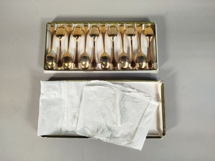 CHRISTOFLE ALFÉNIDE： 一套十二支镀金金属咖啡勺/摩卡勺，简约款式，勺头呈尖铲状，