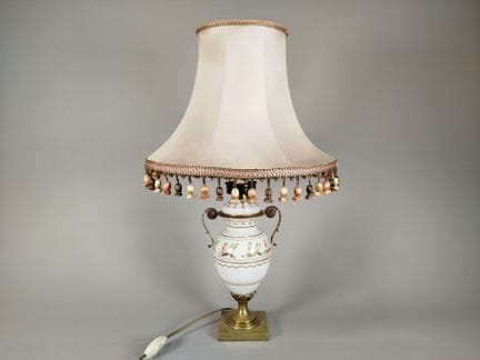Lampada da tavolo in porcellana bianca con decoraz