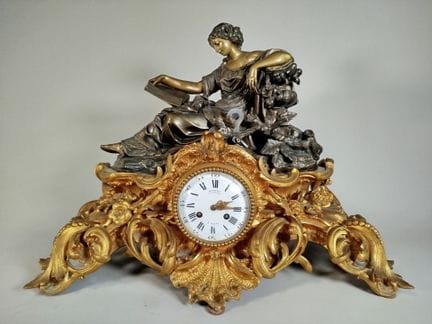 巴黎DENIÈRE：一尊镌刻并镀金的青铜挂钟，钟体呈洛可可式造型，饰有卷曲纹、贝壳和叶片图案，顶部矗