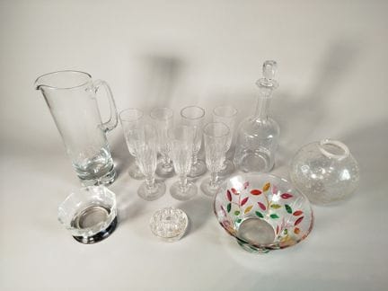 Réunion d'objets en verre et cristal comprenant de