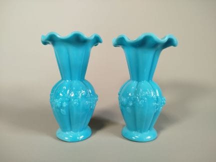 Coppia di piccoli vasi in vetro opalino blu turche