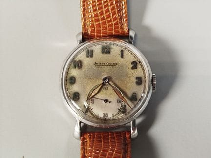 积家（JAEGER-LECOULTRE）：签名款手动上链机械机芯腕表，圆形金属表壳，浅色表盘配有镶贴