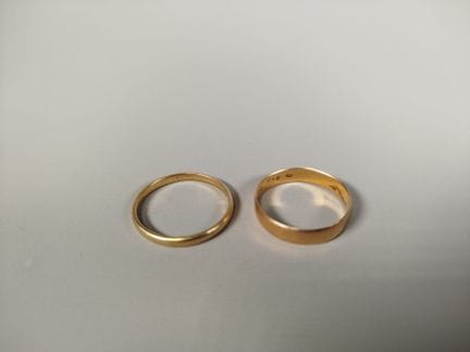 两枚18K 750黄金婚戒组合，一枚为半圆环款式，另一枚为表面光滑的带状款式（指围57/58和59，