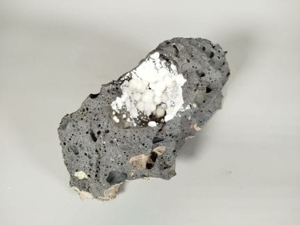 Esemplare di calcite proveniente da Curbours, nel 