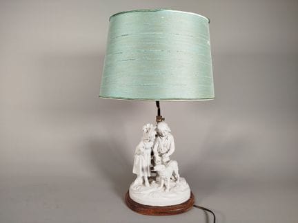 Lampada da tavolo decorata con un gruppo in porcel