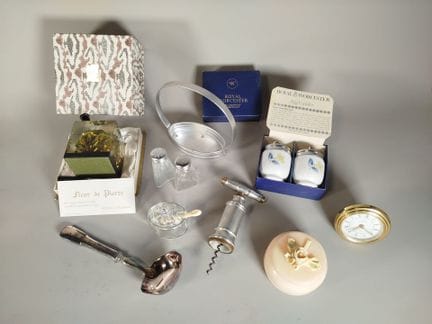 Réunion d'objets de table et de vitrine comprenant