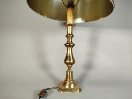 Tischlampe bestehend aus einem gedrehten Messing-K