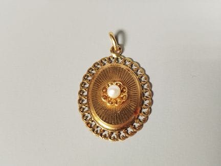 Oval pendant in 18K 750 yellow gold, with a radiat