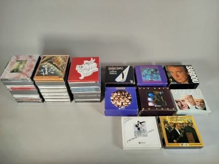 Réunion de disques compacts audio dans leurs boîti