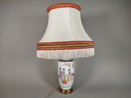 Lampada da tavolo costituita da un vaso in porcell