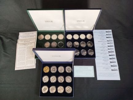Set composto da tre cofanetti di medaglie commemor