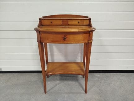 Pequeño mueble auxiliar de madera y chapa, con tab