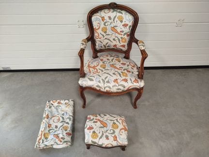 Cabriolet-Sessel aus profiliertem und mit Blumenmo