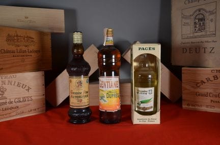 三瓶装套装，包含：帕热斯（Pagès）黄马鞭草利口酒，70cl装，原装纸盒 /// 韦-莫兰（Vey