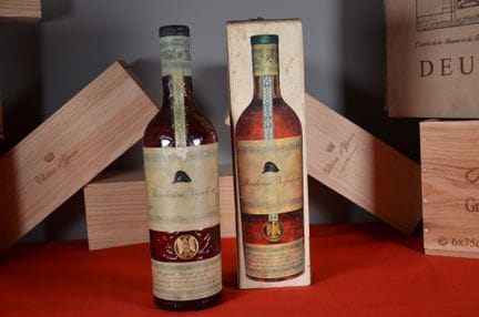 “拿破仑蜜柑”陈年酒，一瓶由帕热斯（Pagès）蒸馏的古董酒，装在原装纸盒中，未标注容量，产于197