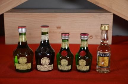 一套五瓶玻璃瓶装小瓶利口酒，包括四瓶规格和标签各异的“本笃会”（BÉNÉDICTINE）利口酒，其中