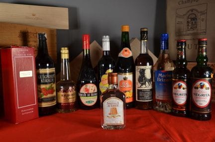 一套包含八瓶、两瓶半瓶及一瓶各种原装烈酒的组合，其中包括：内格里塔朗姆酒、梨味利口酒、茴香酒、奥布松
