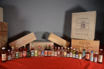 一套二十八款开胃酒、烈酒和茴香酒的迷你玻璃瓶套装，其中包括SUZE、RICARD、AVÈZE奥弗涅龙
