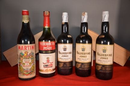 一套五瓶酒，包括：Valdespino Jerez Dulce N°1 甜雪利酒，三瓶1升装（标签脏