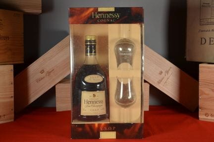 轩尼诗Fine Champagne干邑V.S.O.P，70 cl装，原装纸盒包装，附赠两只轩尼诗酒杯