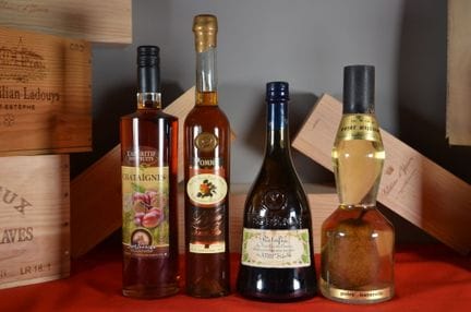四瓶酒的组合，包括：黑加仑叶拉塔菲亚酒，Vedrenne 70 cl，一瓶 /// 威廉斯梨白兰地，