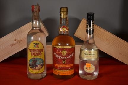 三瓶酒的组合，包括：玛丽·布里扎德三重橙酒（Triple Sec Marie Brizard），50