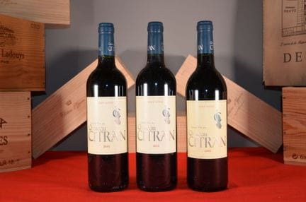 一套三瓶上梅多克产区的西特兰酒庄（Château Citran）葡萄酒，包括一瓶2009年份、一瓶2