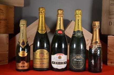 包含三瓶和两瓶半的香槟，具体如下：梅尔西耶（Mercier）半干型香槟，一瓶（标签脏）///圣西蒙（