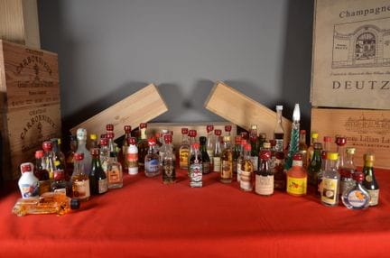 约六十七款酒精饮料、利口酒和白兰地的迷你装组合，其中包括科涅克（COINTREAU）、格兰马尼耶（G