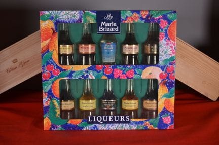 MARIE BRIZARD：一套包含十瓶迷你利口酒的礼盒，内含樱桃利口酒、覆盆子利口酒、茴香酒、黑莓