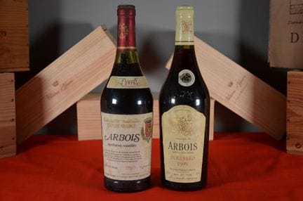 两瓶汝拉红葡萄酒组合，包括：1999年份阿尔布瓦普尔萨德（Arbois Poulsard）——阿尔布