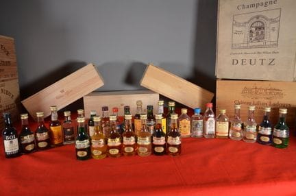 一套二十九款小瓶装利口酒、威士忌、金酒、白兰地和雪利酒，均装于玻璃瓶中，其中包括十三款MARIE B