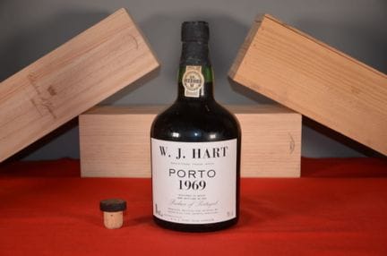 W.J. Hart 波特酒 1969年，一瓶75cl装，用丝纸包裹并装在原装纸盒中