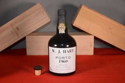 W.J. Hart 波特酒 1969年，一瓶75cl装，用丝纸包裹并装在原装纸盒中