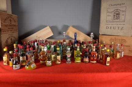 约八十三款迷你装利口酒、 白兰地和潘趣酒，其中包括贝利斯经典爱尔兰奶油利口酒（BAILEYS Ori