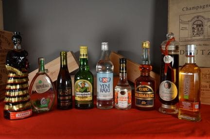 Collezione di nove bottiglie di distillati, liquor