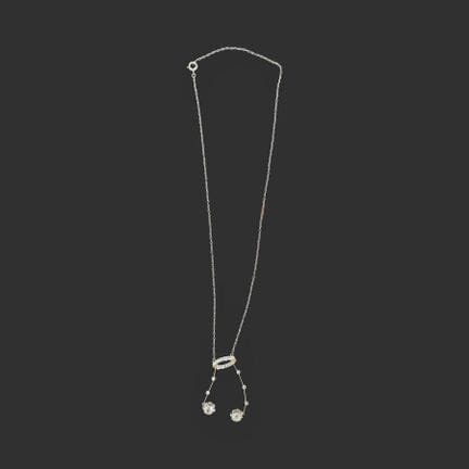 Collana dal taglio disinvolto con due brillanti a 