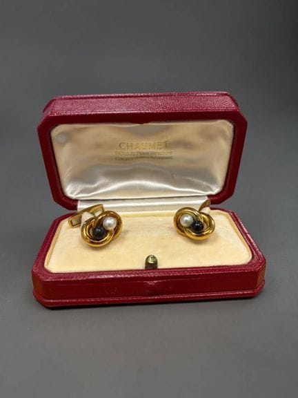 CHAUMET
Coppia di gemelli decorati con perle bianc
