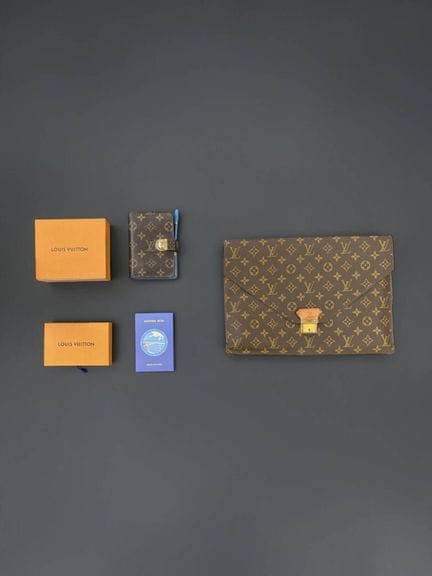 LOUIS VUITTON
Lote compuesto por:
- 1 maletín de t