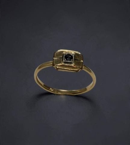 Set in 14K yellow gold (585/1000), consisting of:
