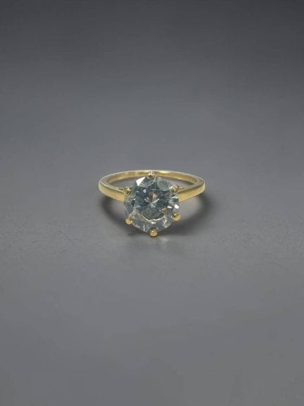 18K yellow gold (750/1000) solitaire ring set with