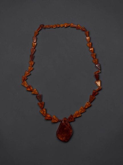 Collana lunga a forma di goccia in resina che imit
