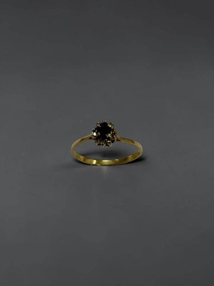 Small 18K yellow gold (750/1000) daisy ring featur
