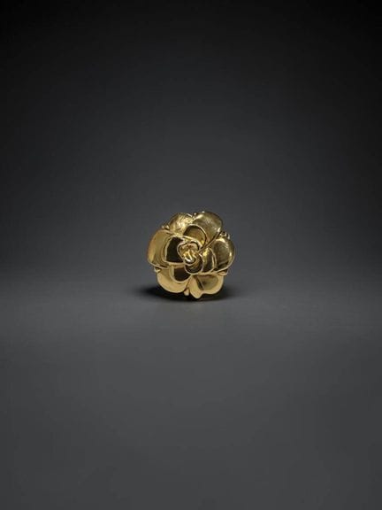 CHANEL 
Anello modello Camélia in oro giallo 18 ca