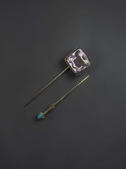 Krawattennadel, verziert mit einem Amethyst, auf d