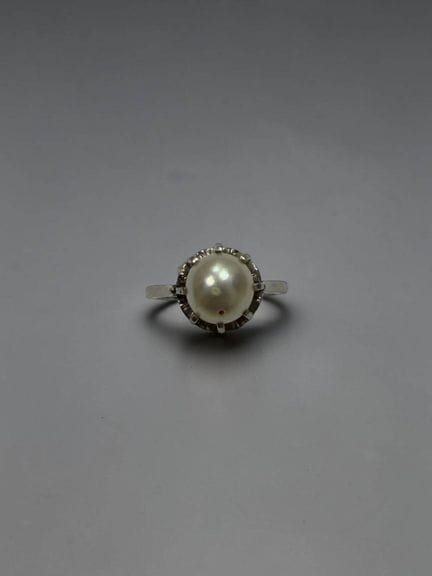 Platinum ring (850/1000) featuring a white pearl s